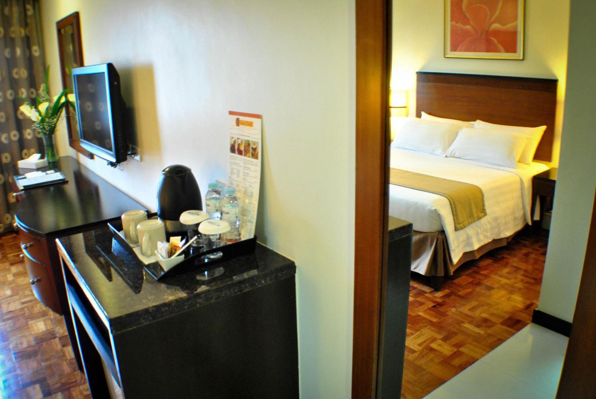 Hotel Fersal Neptune Makati 3*